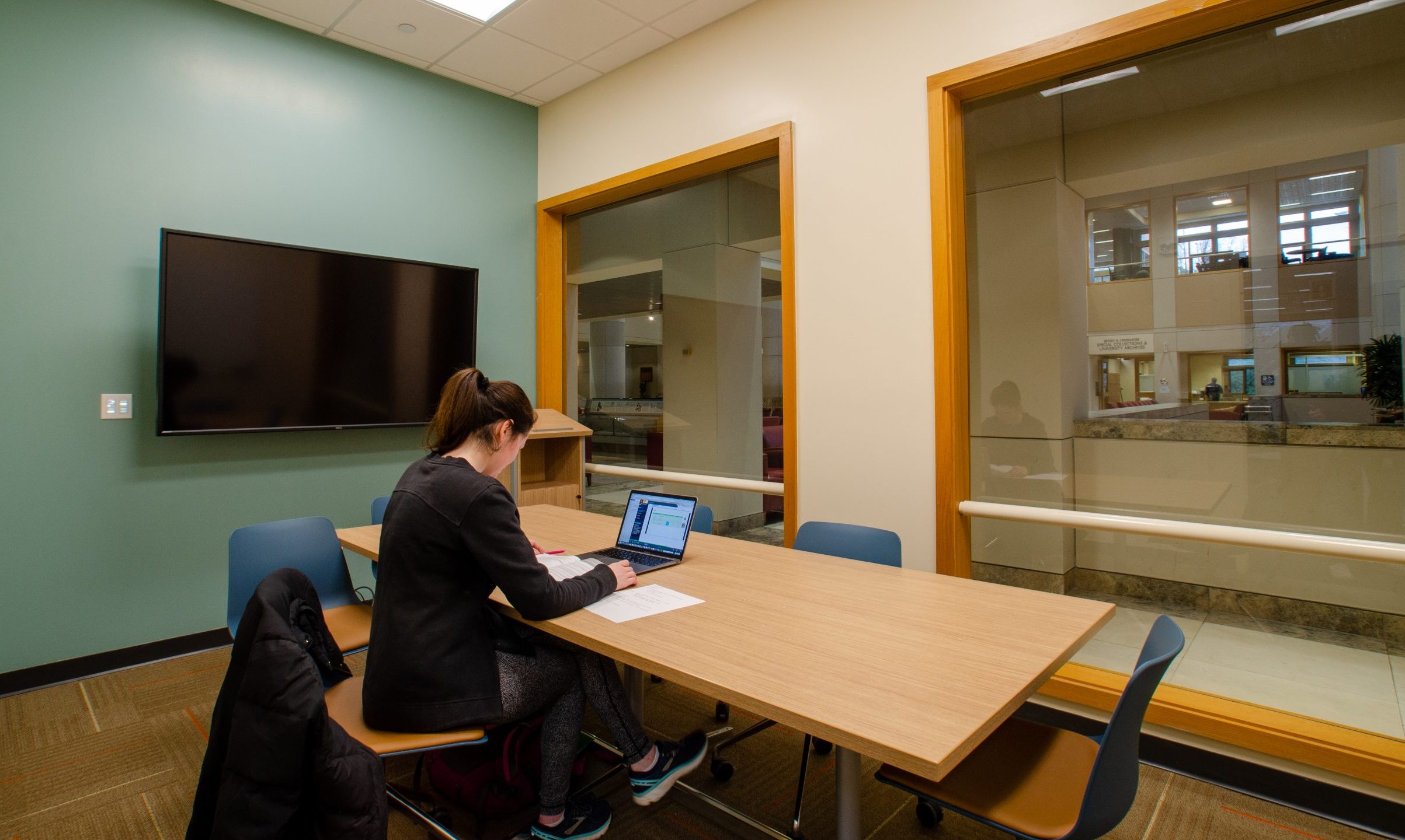 Graduate Commons Study Rooms - large hodges library university of tennessee