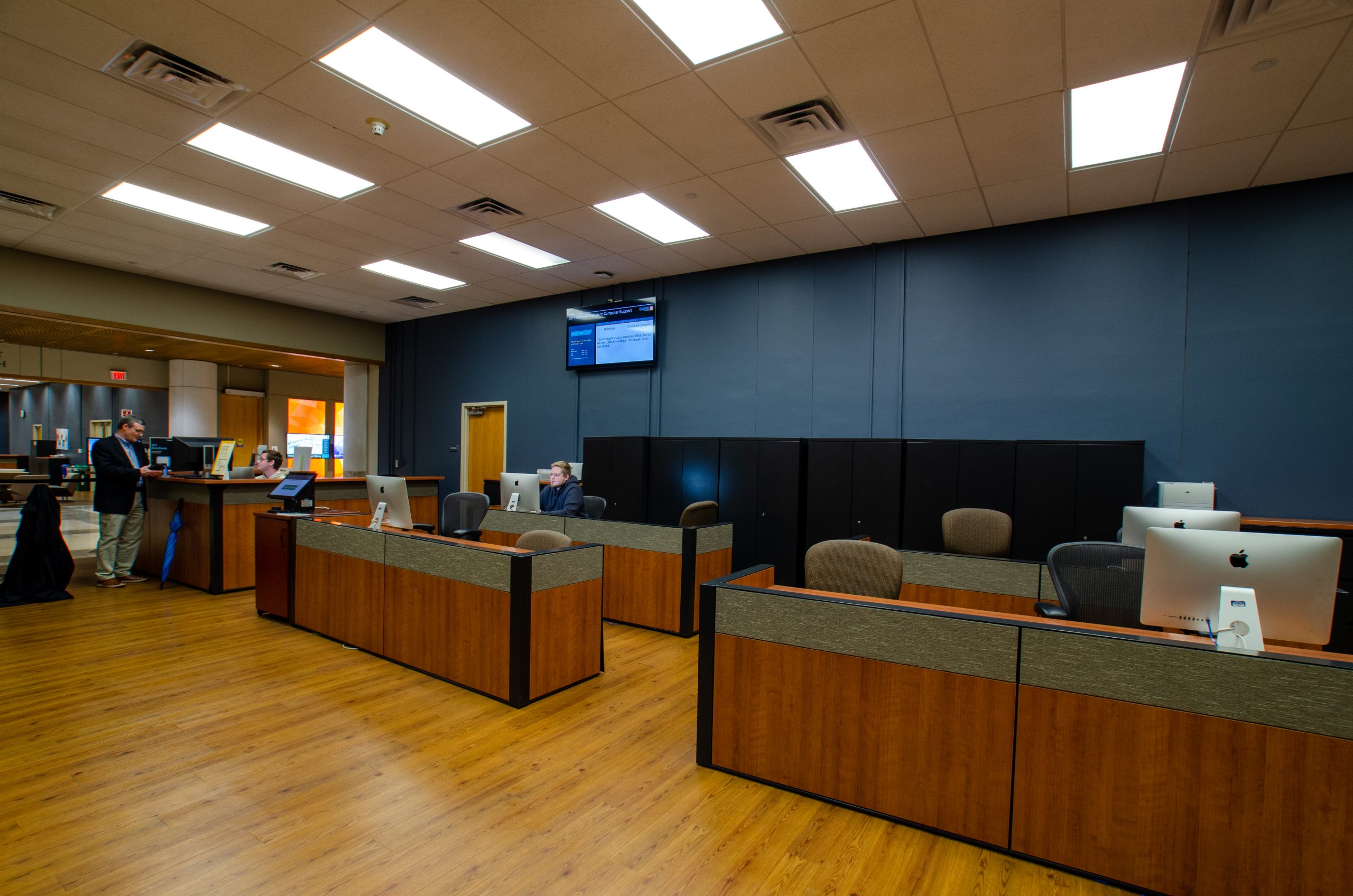 oit helpdesk and computer support in the commons of hodges library